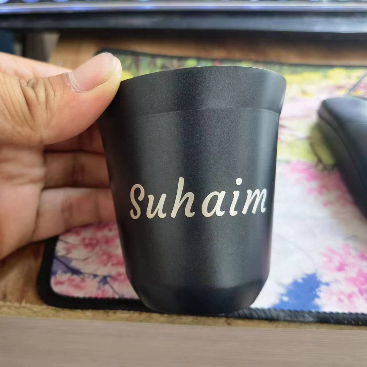 أكواب إسبريسو معزولة بجدار مزد - مراجعة Coffee Tea Logo وسعره